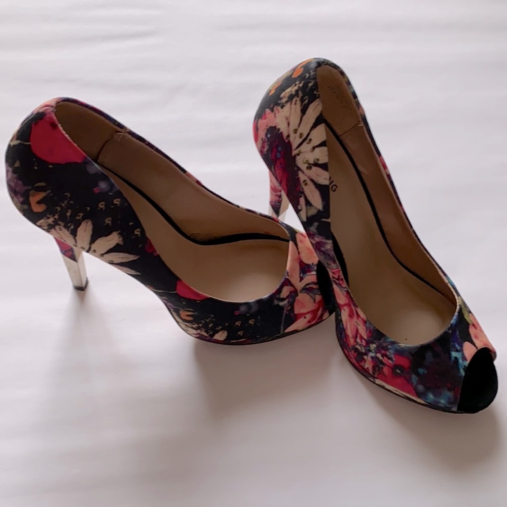 Floral peep toe heel